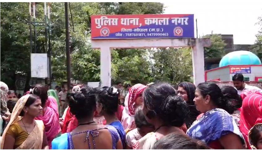 MP CRIME : युवक का अपहरण कर उतार दिया मौत के घाट, आक्रोशित परिजनों ने थाने का किया घेराव