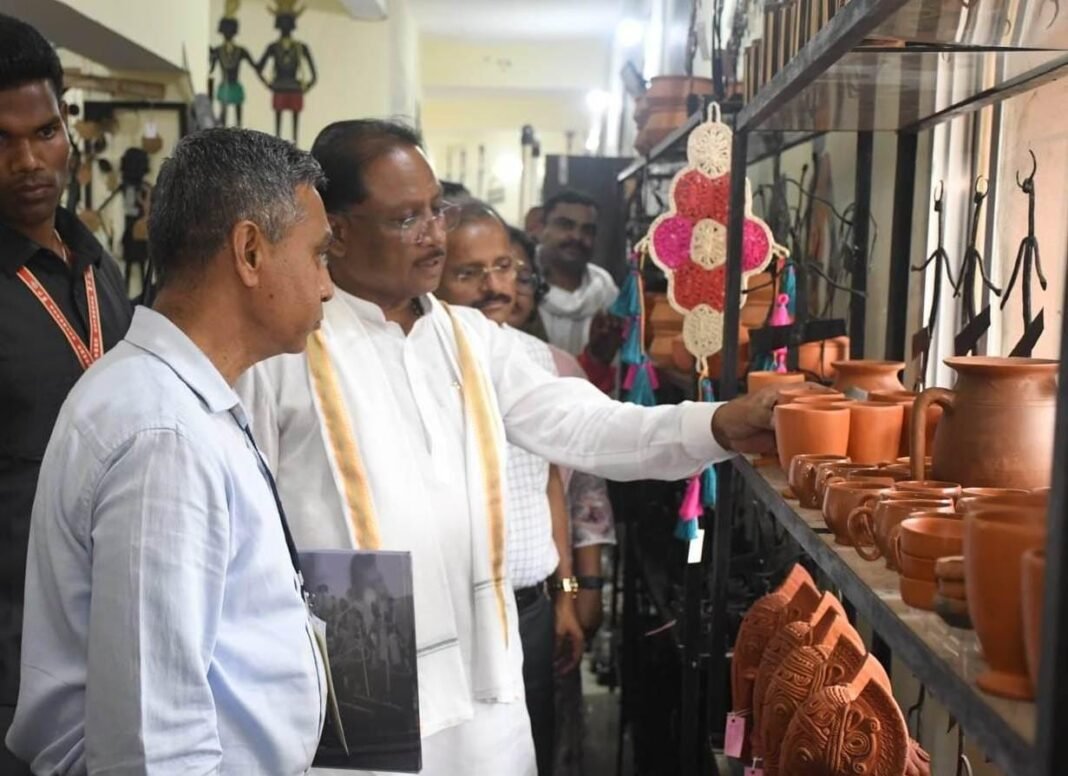 CG NEWS: मुख्यमंत्री साय शिल्प नगरी कोंडागांव के शबरी एंपोरियम पहुंचे, बेलमेटल कलाकृतियों की सराहना की