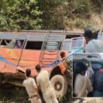बारातियों से भरी बस खाई में गिरी, तीन की मौत, 25 घायल