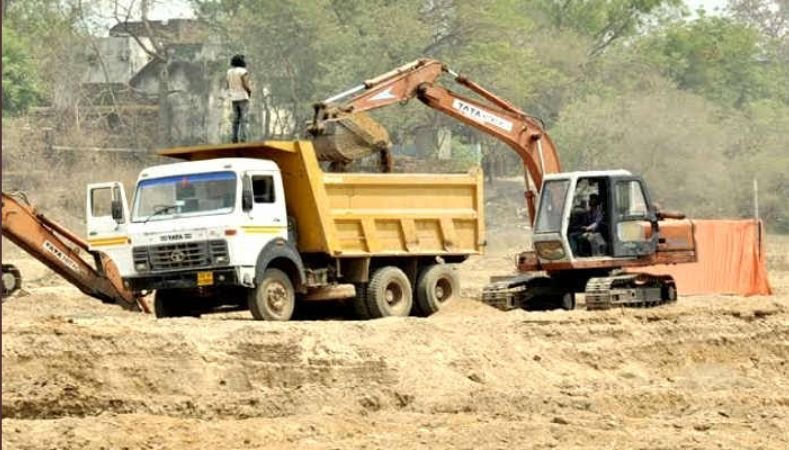 रेत माफियाओं का आतंक : जांच करने पहुंचे पटवारी और पत्रकार पर जान लेवा हमला…