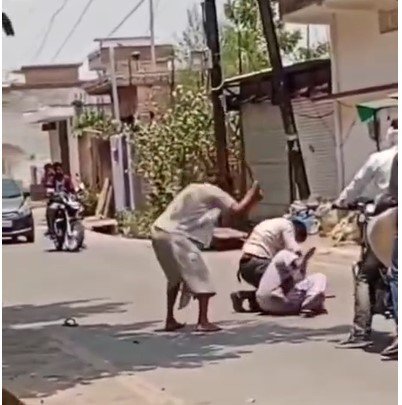 Tikamgarh News : टीकमगढ़ में बीच सड़क पर युवक से बर्बर मारपीट, वीडियो वायरल, मामला दर्ज