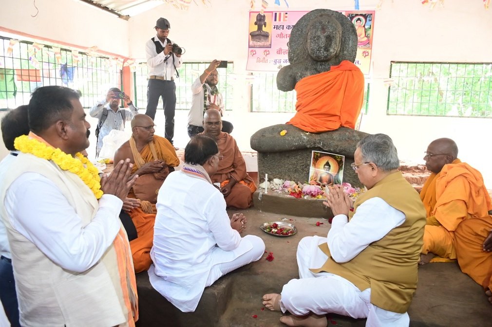 CG NEWS: सीएम और विस अध्यक्ष ने भगवान गौतम बुद्ध की पूजा-अर्चना कर प्रदेश की जनता की सुख-समृद्धि एवं खुशहाली की कामना