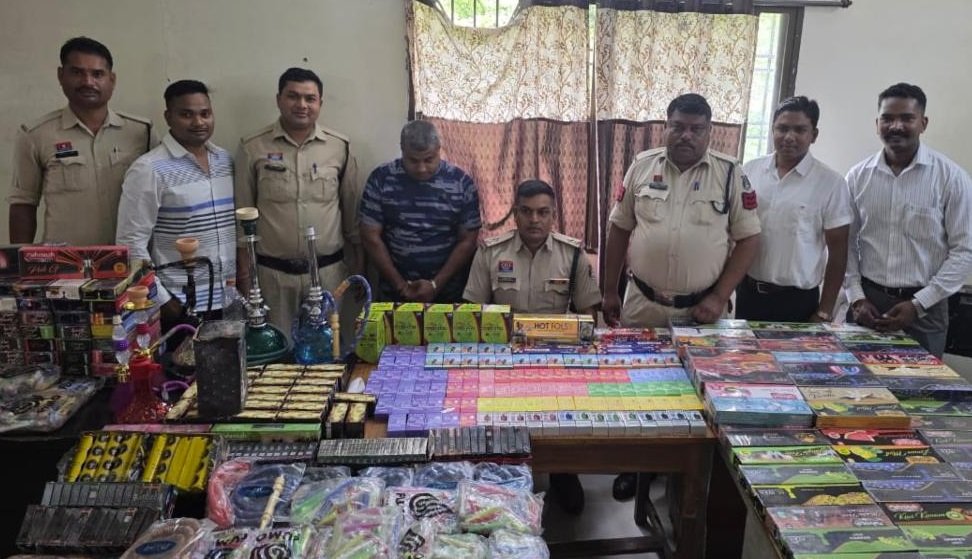 CG NEWS: हुक्का फ्लेवर की अवैध बिक्री, दो व्यापारी गिरफ्तार, 2.57 लाख का सामान जब्त
