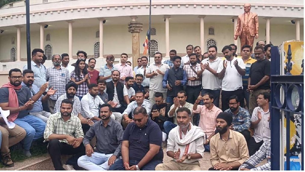 RAIPUR NEWS: सरकारी अस्पतालों में मीडिया कवरेज पर नए नियमों का विरोध, पत्रकारों ने आदेश की प्रतियां जलाकर जताया आक्रोश, प्रदेशव्यापी आंदोलन की चेतावनी