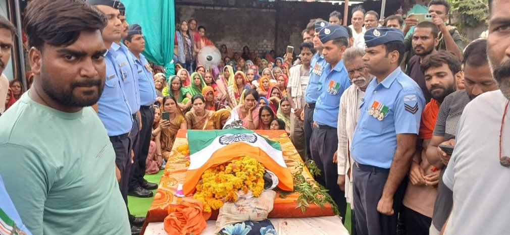 Narsinghpur News: बहन की शादी में आए एयरफोर्स जवान की सड़क हादसे में मौत, सैन्य सम्मान के साथ दी गई अंतिम विदाई