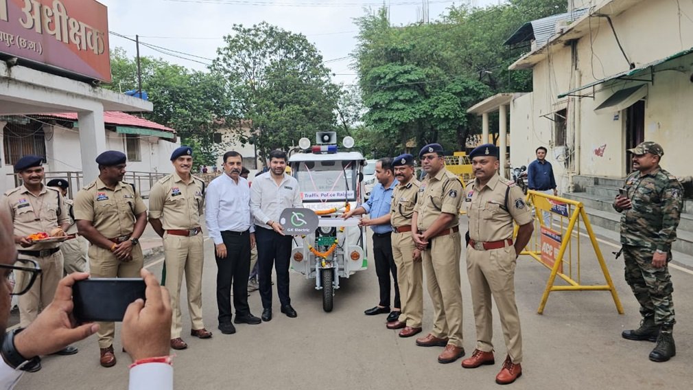 Raipur News : रायपुर में यातायात जागरूकता की नई पहल, कलेक्टर और SSP ने EV 3-व्हीलर पेट्रोलिंग वाहन को दिखाई हरी झंडी