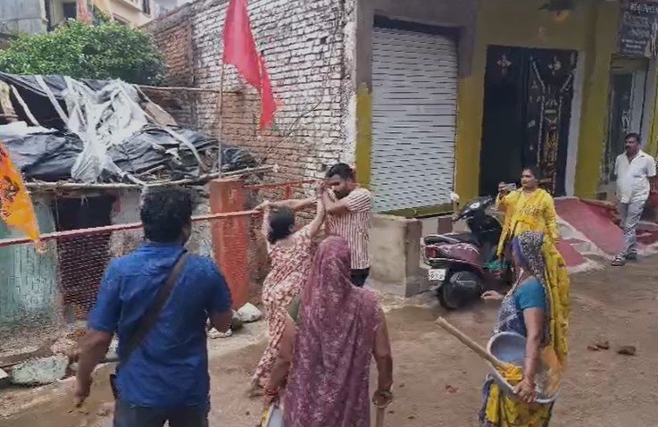 Chhatarpur News : प्लॉट विवाद में सोनी परिवार पर पथराव, महिला ने कपड़े उतारकर किया प्रदर्शन, वीडियो वायरल