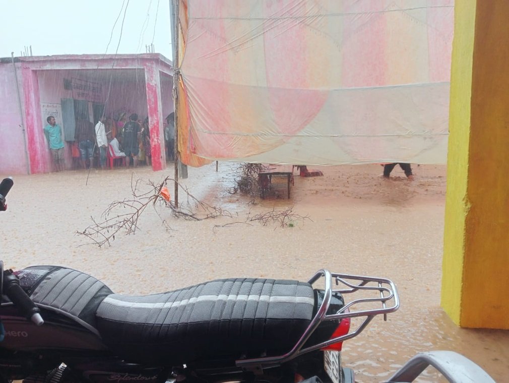 Burhanpur News :मूसलाधार बारिश से नेपानगर जलमग्न, स्कूल और आंगनबाड़ियां बनीं टापू