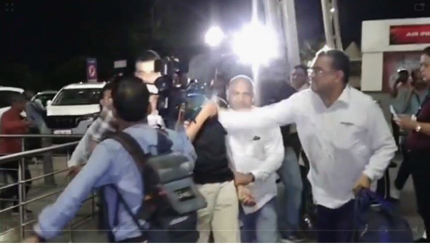 Indore News : राजा रघुवंशी हत्याकांड के चारों आरोपी मेघालय रवाना, इंदौर एयरपोर्ट पर यात्री ने आरोपी आकाश को जड़ा थप्पड़