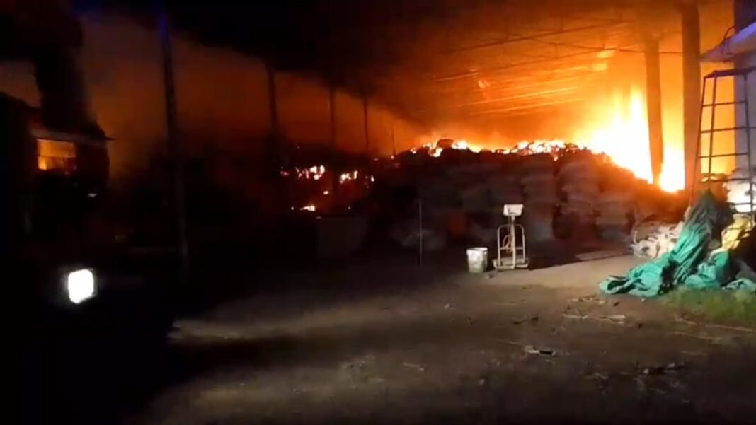Baloda Bazar: राइस मिल में भीषण आग, लाखों का अनाज खाक