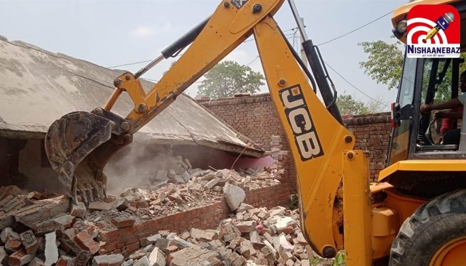 Dewas MP News : बारिश के बीच आदिवासी आशियानों पर चला बुलडोजर, 35 परिवार हुए बेघर