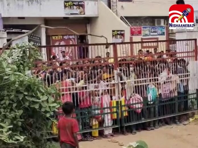 Gariaband News चावल तिहार’ बना सिरदर्द, सर्वर ठप और भीड़ से मची अफरा-तफरी Gariaband News : चावल तिहार’ बना सिरदर्द, सर्वर ठप और भीड़ से मची अफरा-तफरी