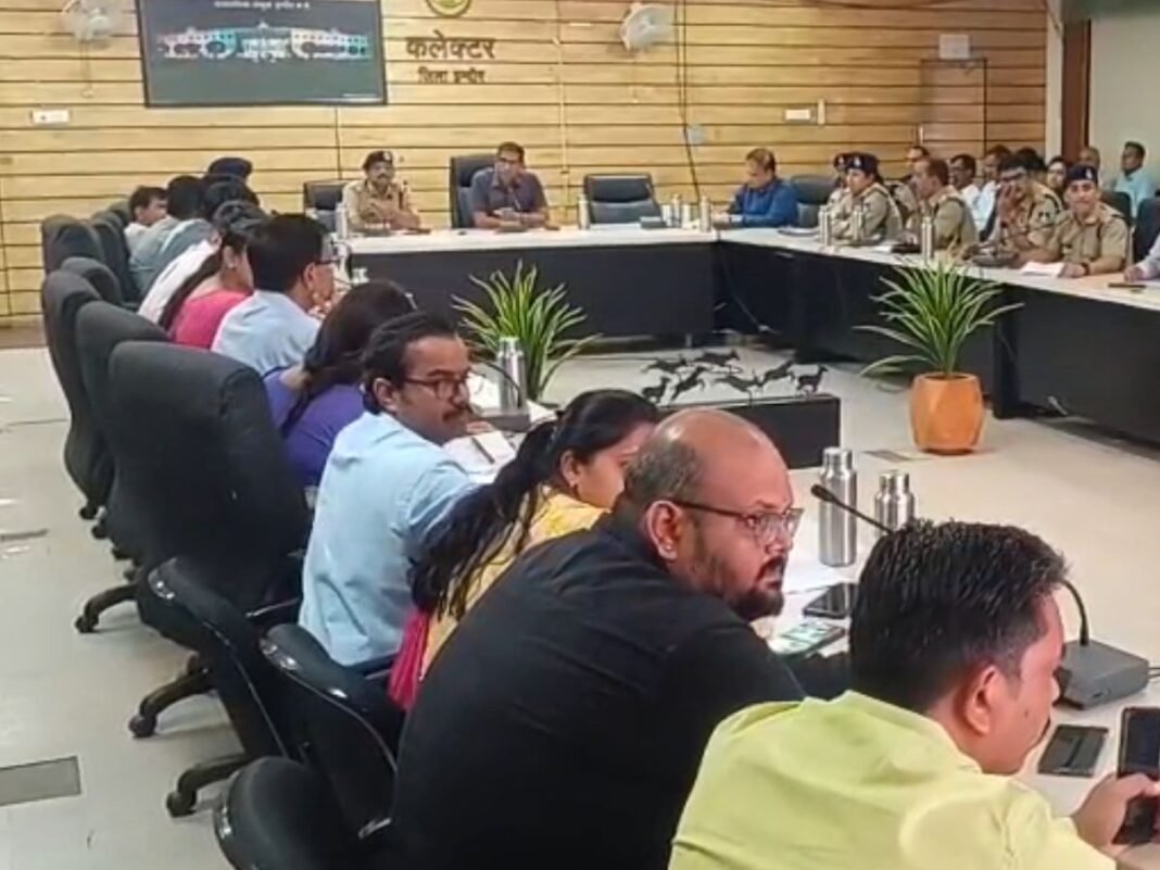 Indore News: मानसून को लेकर यातायात समीक्षा बैठक, कलेक्टर ने दिए सुगम ट्रैफिक व्यवस्था के सख्त निर्देश