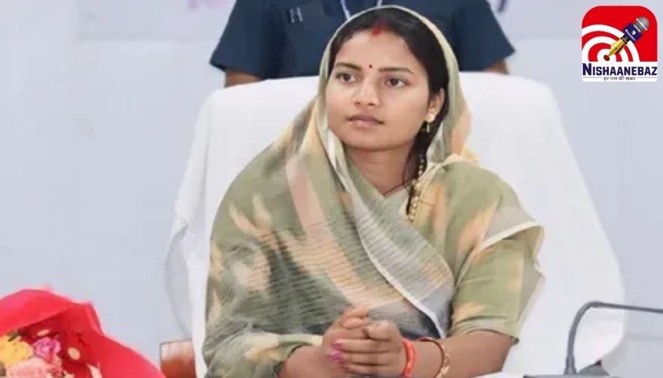 Laxmi Rajwade Viral Video : आखिर ऐसा क्या लिखा था बोर्ड में जिसे देख मंत्री लक्ष्मी राजवाड़े हुई आग बबूला, वीडियो वायरल…..