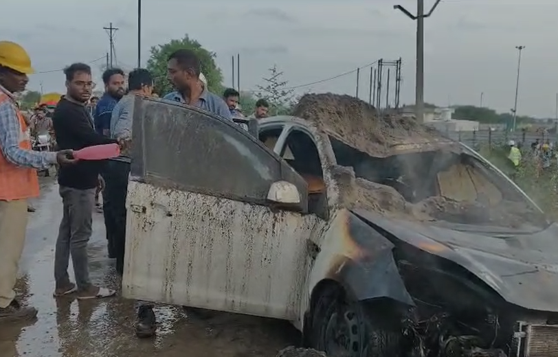 Jabalpur News :जबलपुर-दमोह मार्ग पर चलती कार में लगी भीषण आग, बाल-बाल बचे लोग, जांच जारी