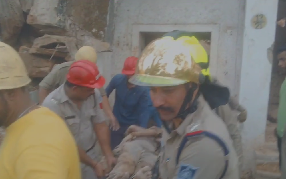 Bhopal News : पुराने एमएलए क्वार्टर्स का जर्जर भवन ढहा, मलबे में दबा युवक, राहत-बचाव जारी