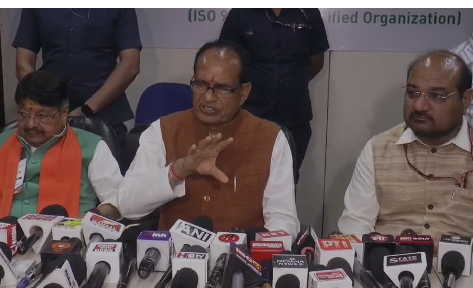 Indore News :इंदौर में केंद्रीय कृषि मंत्री शिवराज सिंह चौहान का दौरा, सोयाबीन की उत्पादकता बढ़ाने को लेकर वैज्ञानिकों और किसानों संग समीक्षा