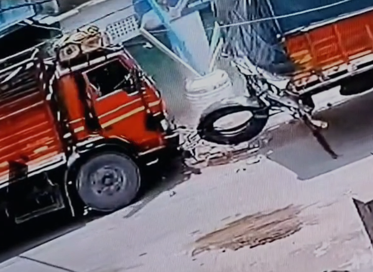 Tikamgarh News: अनियंत्रित ट्रक ने बम्हौरी बराना गांव में मकान में मारी टक्कर, CCTV में कैद हादसा
