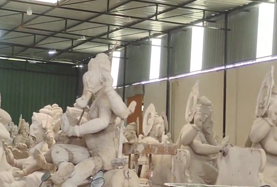 Burhanpur News : ताप्ती नदी फिर होगी प्रदूषित? NGT की रोक के बावजूद बुरहानपुर में पीओपी से बन रही विशाल मूर्तियां, प्रशासन मौन