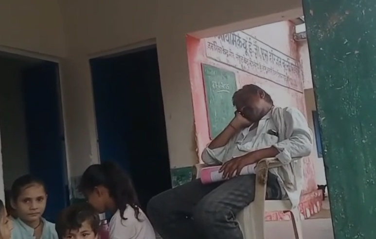 Tikamgarh News: नशे में धुत शिक्षक स्कूल में सोते मिले, बच्चों का भविष्य खतरे में, वीडियो वायरल