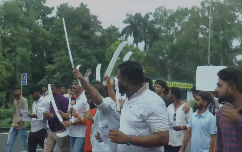 Mp News : पटवारी पर FIR के विरोध में NSUI का हल्लाबोल, CM को देना चाहते थे कागज की तलवार, प्रदेश अध्यक्ष सहित 30 गिरफ्तार