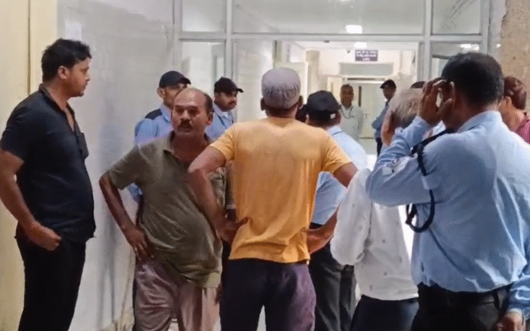संजय गांधी अस्पताल में घायल युवक के पिता और पुलिसकर्मी ने डॉक्टरों पर मारपीट और लापरवाही के लगाए आरोप, इलाज में देरी को लेकर जमकर हंगामा