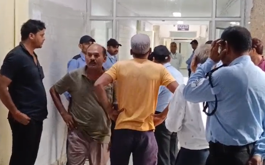 संजय गांधी अस्पताल में घायल युवक के पिता और पुलिसकर्मी ने डॉक्टरों पर मारपीट और लापरवाही के लगाए आरोप, इलाज में देरी को लेकर जमकर हंगामा