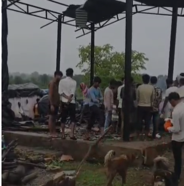 Shivpuri News :बरसात में तिरपाल के नीचे अंतिम संस्कार, पंचायत की लापरवाही से उजागर हुई लाचारी