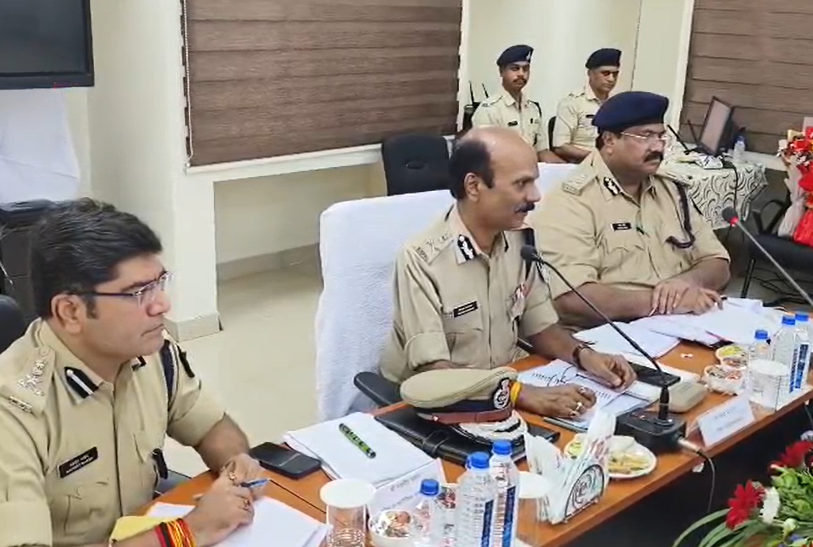 ujjain News : उज्जैन पहुंचे DGP कैलाश मकवाना, पुलिस अधिकारियों संग अपराधों की समीक्षा, दुष्कर्म की बढ़ती घटनाओं पर जताई चिंता