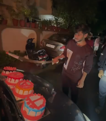 Indore News : तलवार से केक काटना पड़ा महंगा, इंदौर में दो युवक गिरफ्तार, वायरल वीडियो पर पुलिस की सख्त कार्रवाई