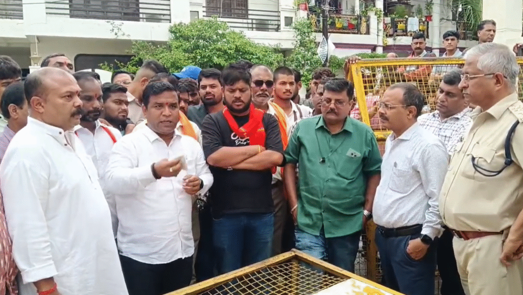 Jabalpur News :बैरिकेडिंग तोड़कर हिंदूवादी संगठनों के कार्यकर्ताओं ने की अंदर घुसने की कोशिश, रिटायर्ड कैप्टन के धर्मांतरण के मामले ने पकड़ा तूल