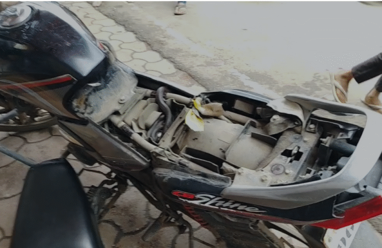Sehore News :बाइक की सीट से निकला नागराज, चलते वाहन से कूदा युवक; मचा हड़कंप, देखें वीडियो