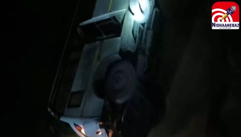 Surajpur Road Accident : SECL कर्मियों से भरी बस पुलिया से गिरी, 1 की मौत, 20 से अधिक घायल