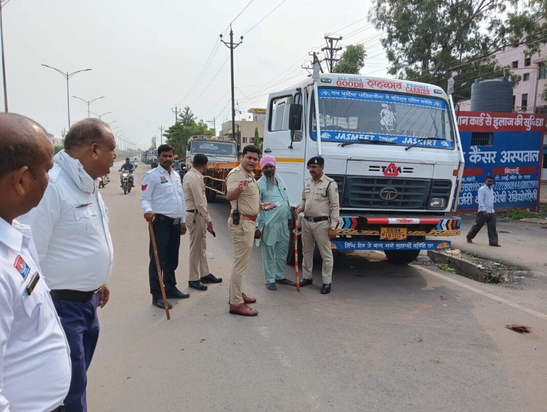 RAIPUR CRIME : रिंग रोड पर नो पार्किंग में खड़े 150 से अधिक भारी वाहनों पर पुलिस की कार्रवाई