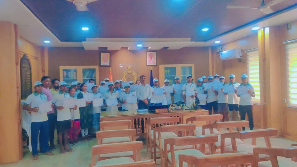 सुकमा: आत्मसमर्पित नक्सली बने राजमिस्त्री, SP ने बांटे प्रमाणपत्र