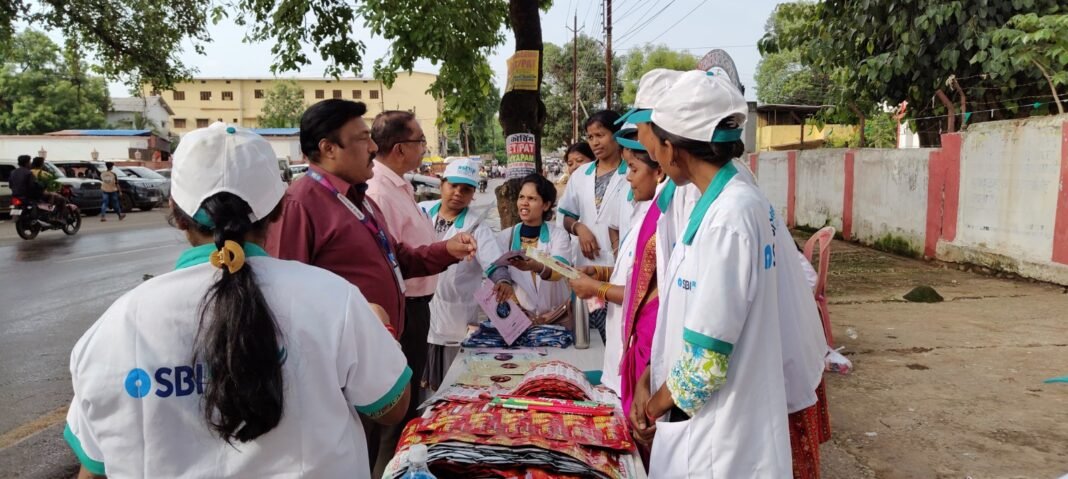 दंतेवाड़ा: मां दंतेश्वरी कॉरिडोर में सजी ‘आरसेटी बाजार’, महिलाओं के बनाए उत्पादों ने बटोरा ध्यान