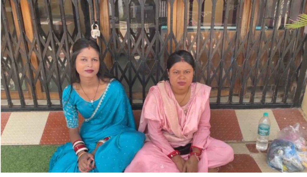 CG News: दो बहुओं का धरना, तहसीलदार पति और ससुराल वालों पर लगाए गंभीर आरोप, वीडियो वायरल