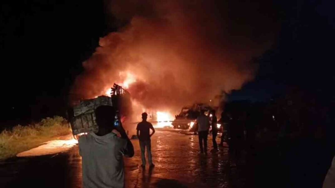 CG News: रायगढ़ हाईवे पर भीषण हादसा, टक्कर के बाद दो वाहन जलकर खाक