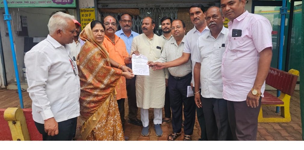 CG NEWS :किसानों को अमानक खाद देकर किया जा रहा है छल, ब्लॉक कांग्रेस कमेटी खरोरा ने सौंपा ज्ञापन