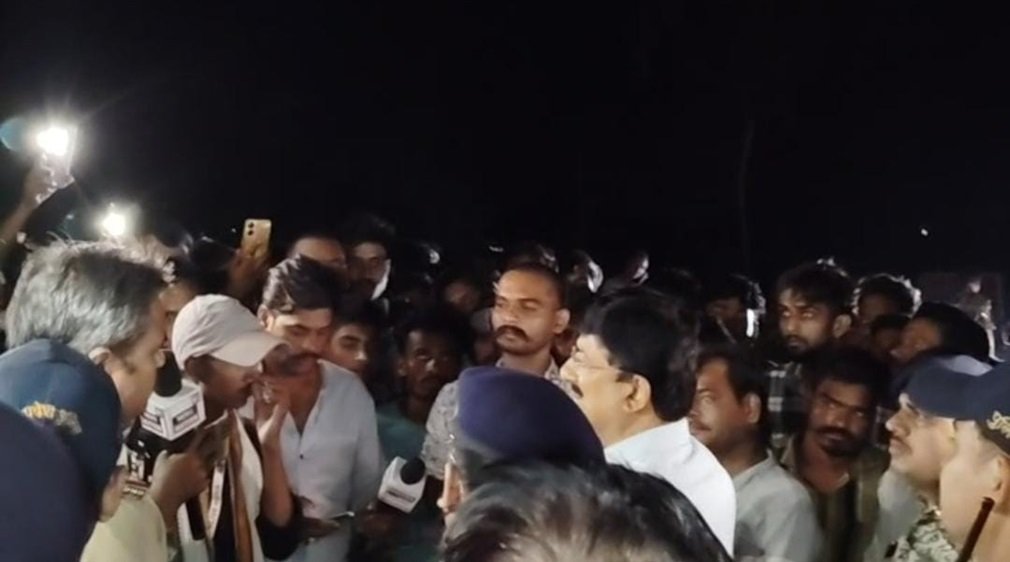 MP NEWS: शिक्षक की हत्या के बाद आरोन बाइपास पर चक्काजाम, हत्या और प्रयास के आरोपियों की गिरफ्तारी व बुलडोजर कार्रवाई की मांग तेज