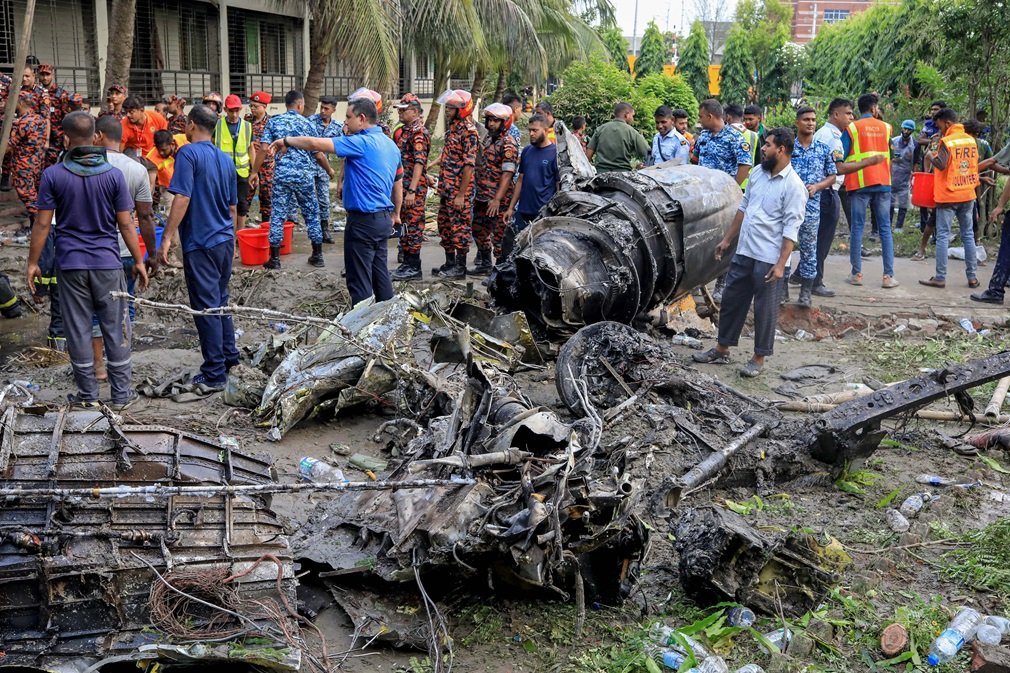 bangladesh air force :ढाका में आसमान से बरसी तबाही: विमान हादसे में 20 की मौत, 171 अन्य घायल, तस्वीरों में देखें मंजर