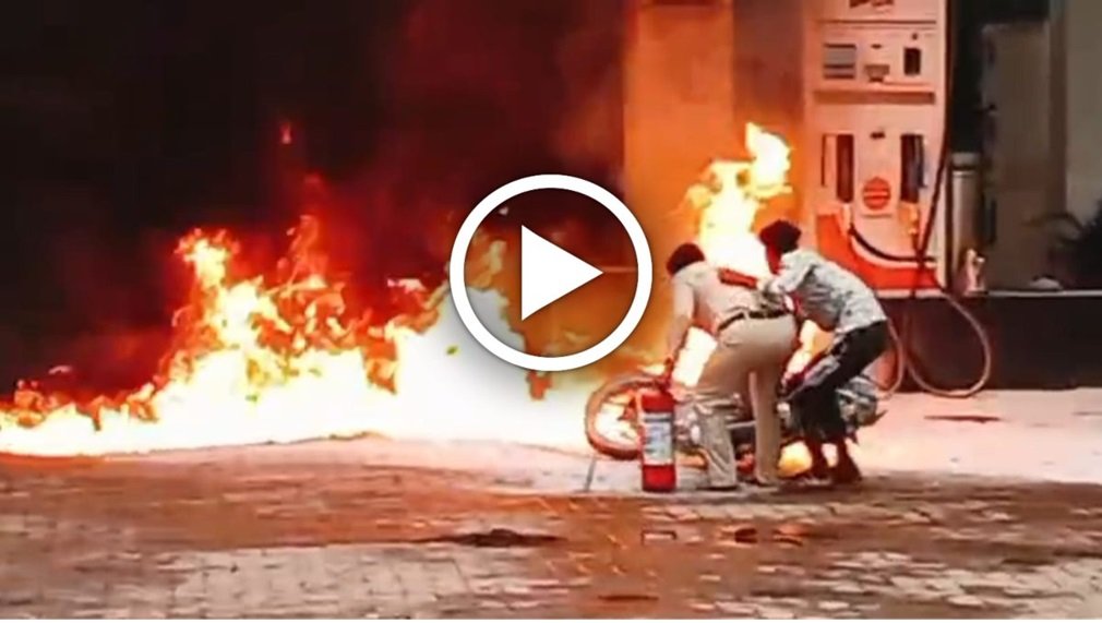 Raigarh News :रायगढ़ में पेट्रोल भरवाते ही बाइक में लगी आग, पंप पर मची भगदड़