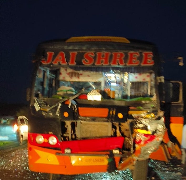Accident News : सावन और जवासा के बीच बस और पिकअप की भिड़ंत, हादसे में बस में सवार 2 लोग गंभीर