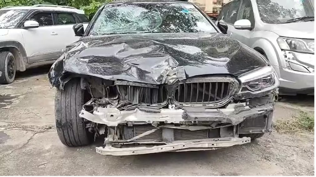 Noida News : बीमार बेटी को अस्पताल ले जा रहा था पिता, तेज रफ्तार BMW ने मारी टक्कर – मासूम की मौके पर मौत