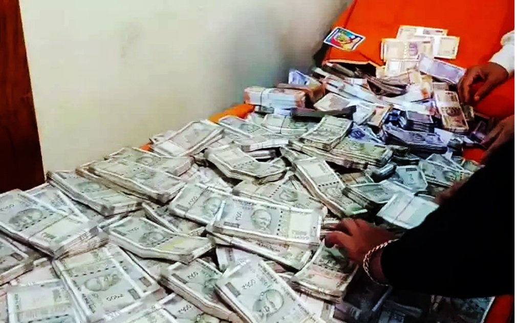 Deputy Ranger Ramchandra Nepak :डिप्टी रेंजर के ठिकानों पर मिली करोड़ों की संपत्ति, भारी मात्रा में सोना चांदी और कैश मिले