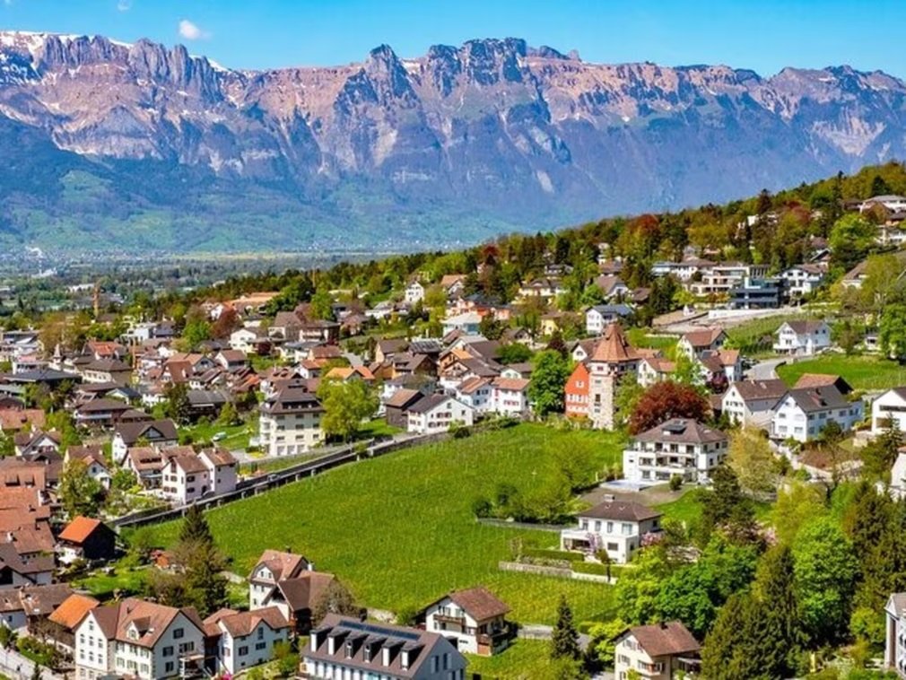 Liechtenstein News : जहां सिर्फ 100 पुलिसकर्मी संभालते हैं पूरा देश, जेलों में कैदी नहीं और बिना नौकरी भी होती है कमाई