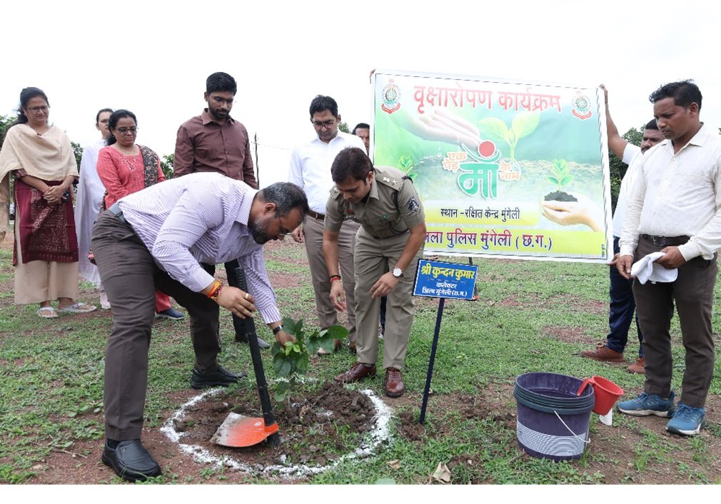 Mungeli News : मुंगेली में “एक पेड़ मां के नाम” अभियान की शुरुआत, पुलिस और प्रशासन ने दिया पर्यावरण संरक्षण का संदेश