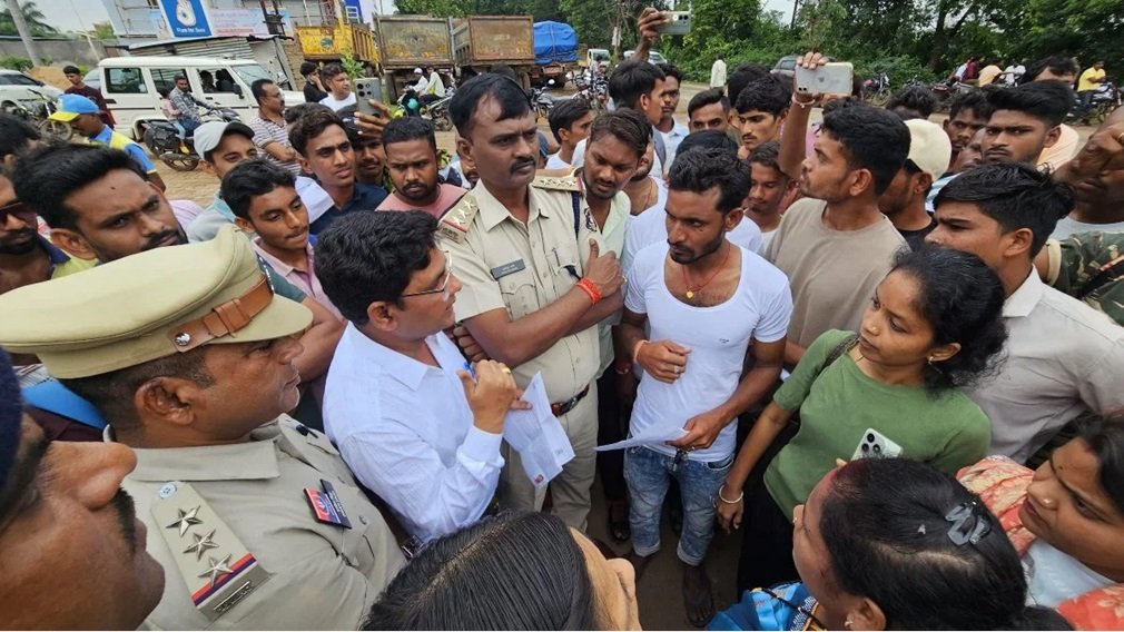 CG News : परीक्षा से वंचित अभ्यर्थियों का हंगामा, कलेक्टर निवास पहुंचकर किया प्रदर्शन – पुलिस से हुई झड़प