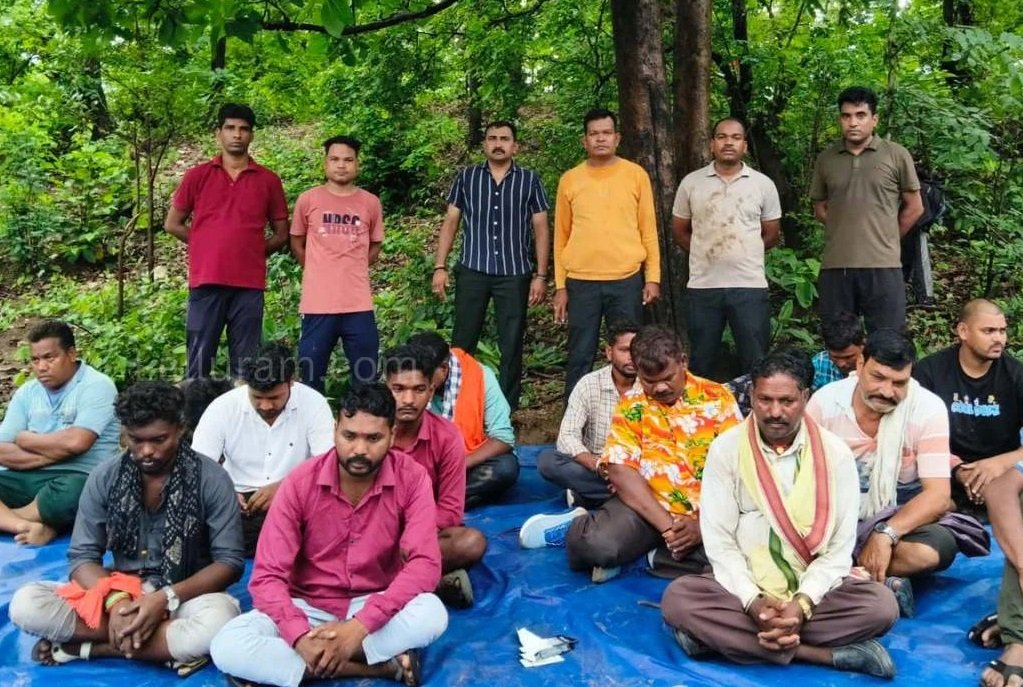 CG News : चैतुरगढ़ पहाड़ पर जुए की महफिल में पुलिस की दबिश, 15 जुआरी गिरफ्तार, लाखों की नकदी और वाहन जब्त