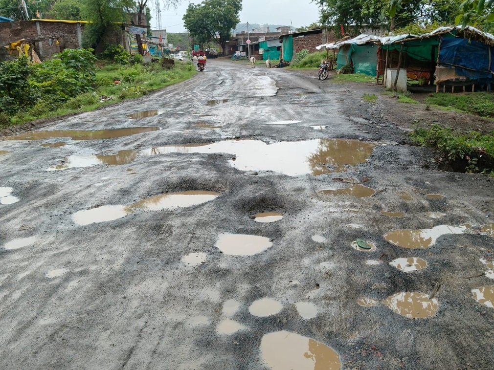 Bargi News : बरगी से बरगी नगर तक सड़क गड्ढों में तब्दील, बारिश में बढ़ा खतरा – जिम्मेदार कौन?